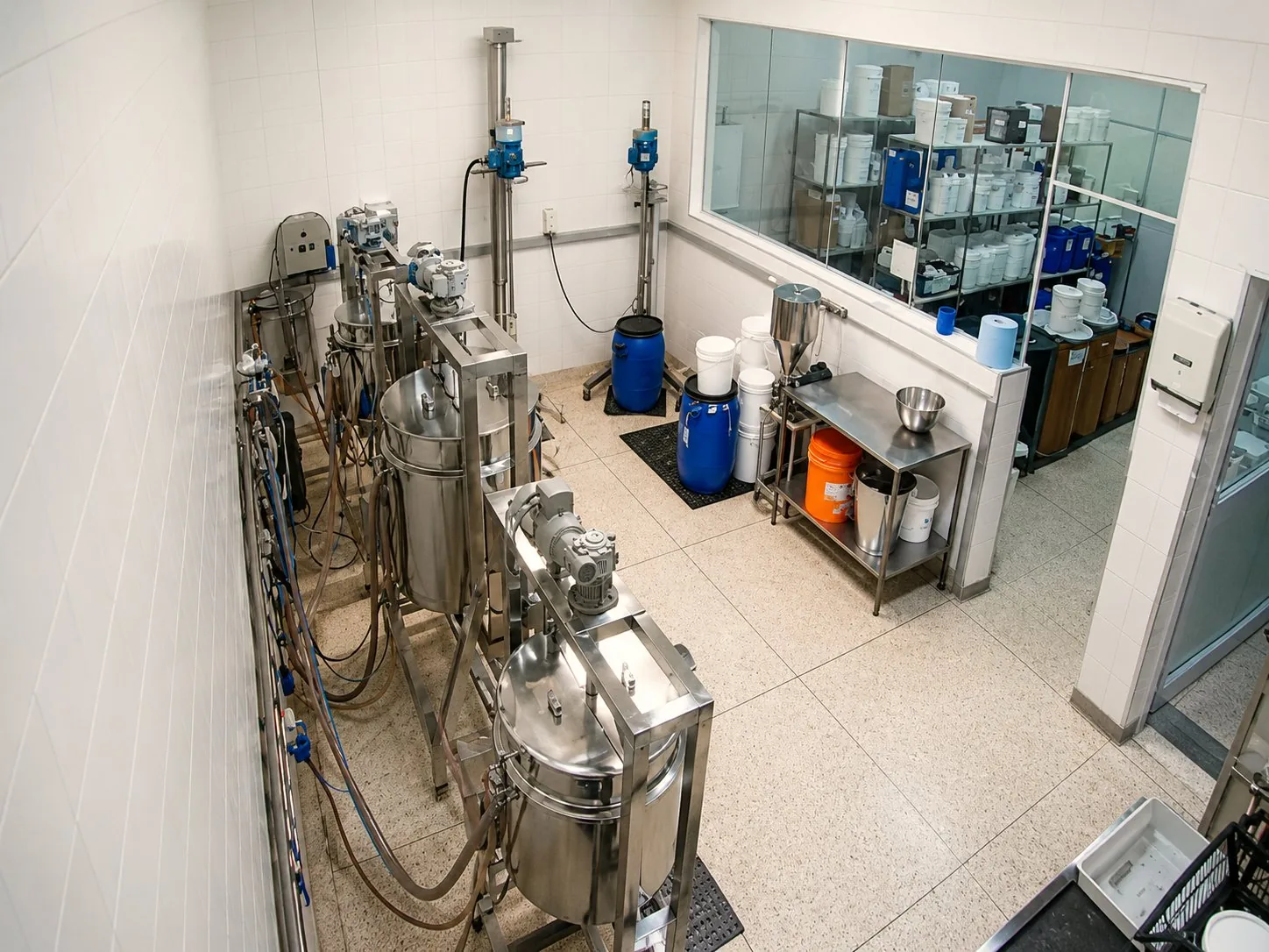 Sala de mistura da fábrica Hibiscus em São Bernardo do Campo — tanques de aço inox para produção de fórmulas cosméticas